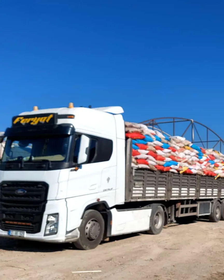 Elazığ tesisinden çıkan paketli talaş yüklü kamyon